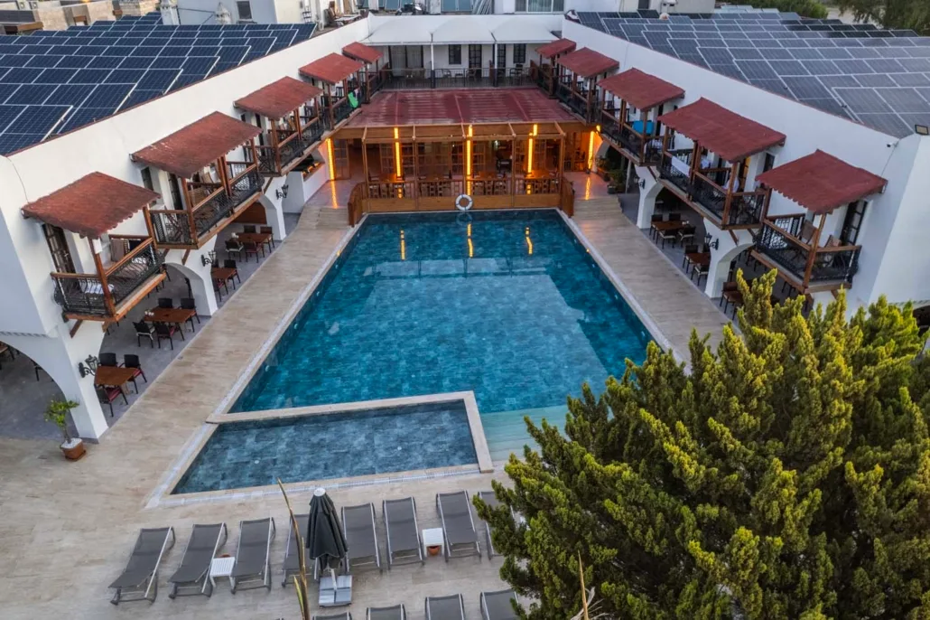 Costa Bitezhan Hotel genel görünüm ve havuz alanı