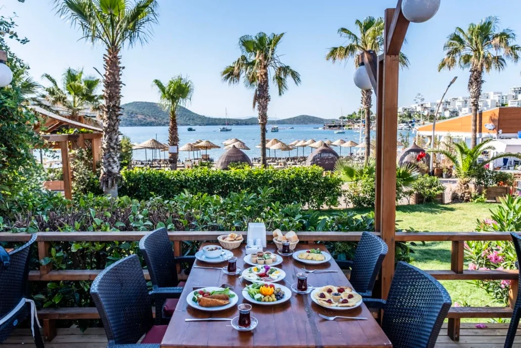 Costa Bitezhan Hotel restaurantı ve deniz manzarası